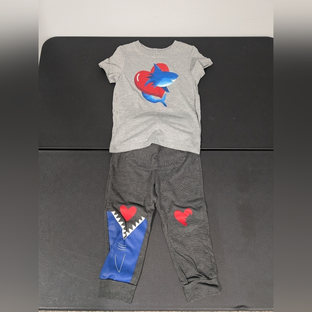 Cat & Jack Gray Shark Graphic T-Shirt and Pants Set - Valentines Theme - 3T